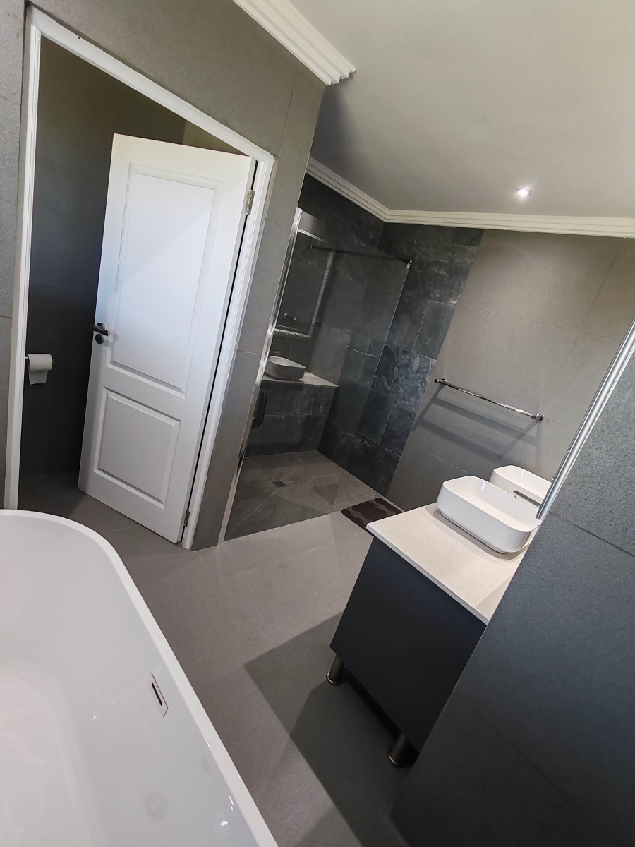 7 Bedroom Property for Sale in Perlemoenbaai Western Cape